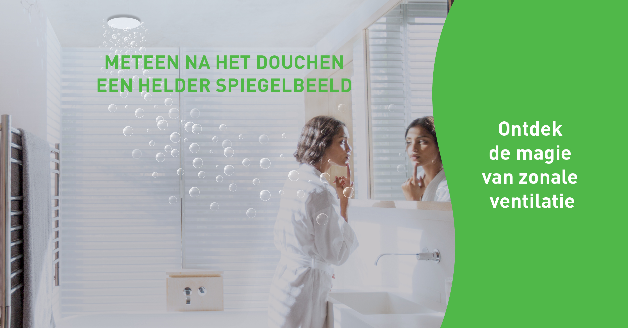 Vrouw staat in de badkamer na het douchen in een goed geventileerde badkamer